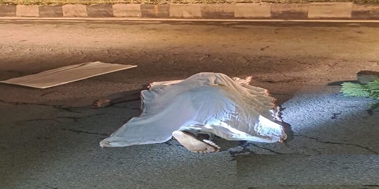 Chandil one died in road accident : चांडिल में एनएच 33 पर सड़क हादसे में युवक की दर्दनाक मौत, अज्ञात वाहन के धक्का मारने से हुआ हादसा, दुर्घटना के बाद चलक गाड़ी लेकर हुआ फरार