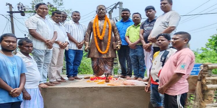 Jamshedpur rural guru lako bodra death anniversary : जमशेदपुर के सजकनडीह में पुण्यतिथि पर याद किये गए गुरु लको बोदरा, समाज के लोगों ने प्रतिमा पर अर्पित किये श्रद्धा के फूल, युवाओं को उनके मार्ग पर चलने के लिए किया गया प्रेरित