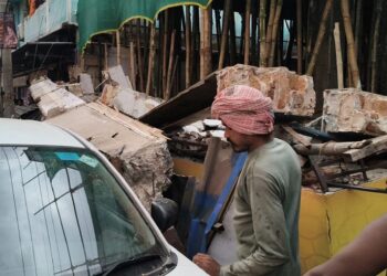 Jamshedpur building  collapses : बाराद्वारी में मरम्मत के दौरान मकान का हिस्सा ढहा, आसपास किसी के नहीं होने से बड़ा हादसा टला