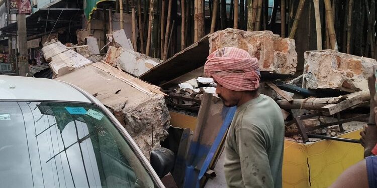 Jamshedpur building  collapses : बाराद्वारी में मरम्मत के दौरान मकान का हिस्सा ढहा, आसपास किसी के नहीं होने से बड़ा हादसा टला