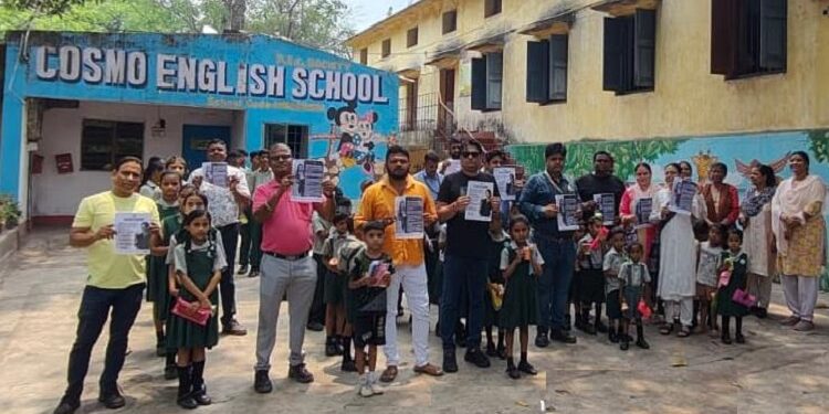 jamshedpur bjp : भाजपा बिष्टुपुर मंडल ने बच्चों के बीच बांटे फ्रूटी और ज्योमेट्री बॉक्स, मोदी सरकार के 12 साल पूरे होने पर बांटी खुशियां