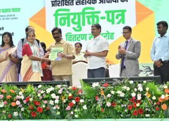 jharkhand new appointment : मुख्यमंत्री हेमंत सोरेन ने इंटर एवं स्नातक प्रशिक्षित 1,042 सहायक आचार्यों के बीच बांटे नियुक्ति पत्र, सरकारी विद्यालयों में अध्यनरत विद्यार्थियों को क्वालिटी एजुकेशन प्रदान करना प्राथमिकता