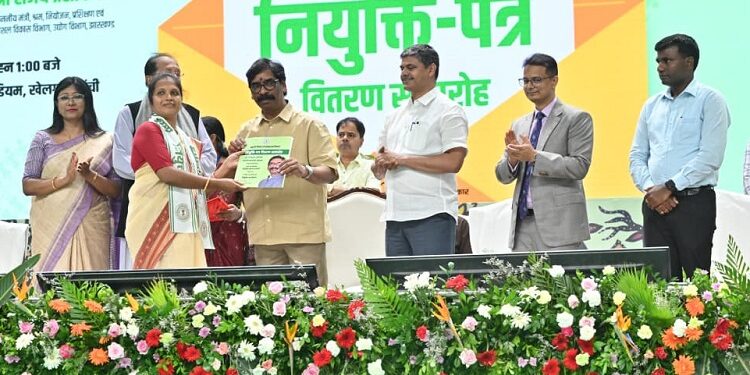 jharkhand new appointment : मुख्यमंत्री हेमंत सोरेन ने इंटर एवं स्नातक प्रशिक्षित 1,042 सहायक आचार्यों के बीच बांटे नियुक्ति पत्र, सरकारी विद्यालयों में अध्यनरत विद्यार्थियों को क्वालिटी एजुकेशन प्रदान करना प्राथमिकता