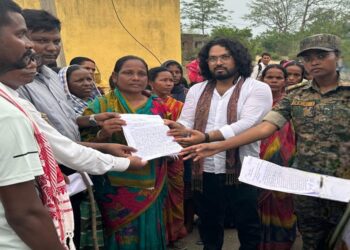 West singhbhum teacher dies in road accident : चक्रधरपुर-सोनुआ एनएच पर भीषण सड़क दुर्घटना, तेज रफ्तार ट्रैक्टर ने शिक्षिका को कुचला, मौत, ग्रामीणों के आक्रोश के बाद प्रशासन ने दीं कई गारंटी