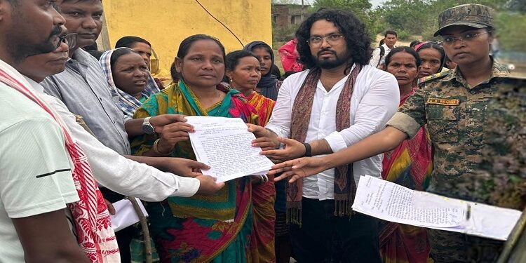 West singhbhum teacher dies in road accident : चक्रधरपुर-सोनुआ एनएच पर भीषण सड़क दुर्घटना, तेज रफ्तार ट्रैक्टर ने शिक्षिका को कुचला, मौत, ग्रामीणों के आक्रोश के बाद प्रशासन ने दीं कई गारंटी