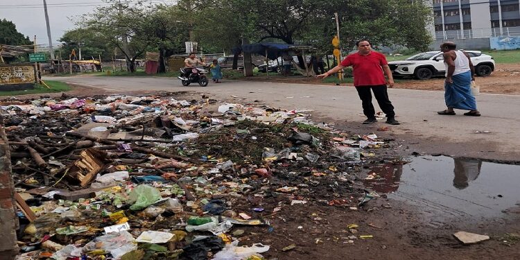 Jamshedpur bjp leader demands : कदमा-सोनारी क्षेत्र में कचरे एवं नाले-नालियों की सफाई कराने की मांग, स्थानीय लोगों ने की चार माह से कचरा उठाव नहीं होने की शिकायत Jamshedpur bjp leader demands : कदमा-सोनारी क्षेत्र में कचरे एवं नाले-नालियों की सफाई कराने की मांग, स्थानीय लोगों ने की चार माह से कचरा उठाव नहीं होने की शिकायत