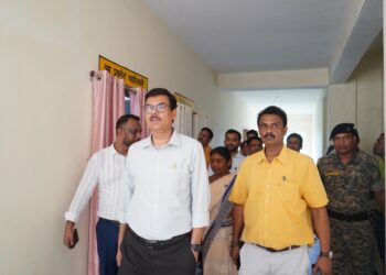 jamshedpur dc inspection : जमशेदपुर के उपायुक्त ने मुसाबनी एवं डुमरिया प्रखंड कार्यालय का किया निरीक्षण, पंजी संधारण, अभिलेखों की जांच एवं विभिन्न जनकल्याणकारी योजनाओं में प्रगति की समीक्षा कर दिए आवश्यक दिशा-निर्देश jamshedpur dc inspection : जमशेदपुर के उपायुक्त ने मुसाबनी एवं डुमरिया प्रखंड कार्यालय का किया निरीक्षण, पंजी संधारण, अभिलेखों की जांच एवं विभिन्न जनकल्याणकारी योजनाओं में प्रगति की समीक्षा कर दिए आवश्यक दिशा-निर्देश