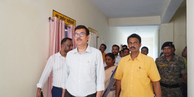 jamshedpur dc inspection : जमशेदपुर के उपायुक्त ने मुसाबनी एवं डुमरिया प्रखंड कार्यालय का किया निरीक्षण, पंजी संधारण, अभिलेखों की जांच एवं विभिन्न जनकल्याणकारी योजनाओं में प्रगति की समीक्षा कर दिए आवश्यक दिशा-निर्देश jamshedpur dc inspection : जमशेदपुर के उपायुक्त ने मुसाबनी एवं डुमरिया प्रखंड कार्यालय का किया निरीक्षण, पंजी संधारण, अभिलेखों की जांच एवं विभिन्न जनकल्याणकारी योजनाओं में प्रगति की समीक्षा कर दिए आवश्यक दिशा-निर्देश