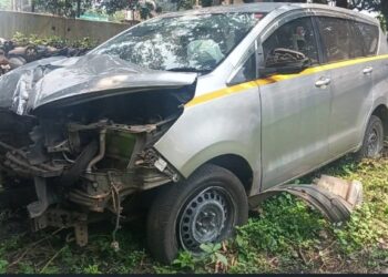 saraikela gamharia accident- गम्हरिया में सड़क हादसा, अनियंत्रित इनोवा पोल से टकरायी, कार पर सवार लोग घायल, इनोवा क्षतिग्रस्त