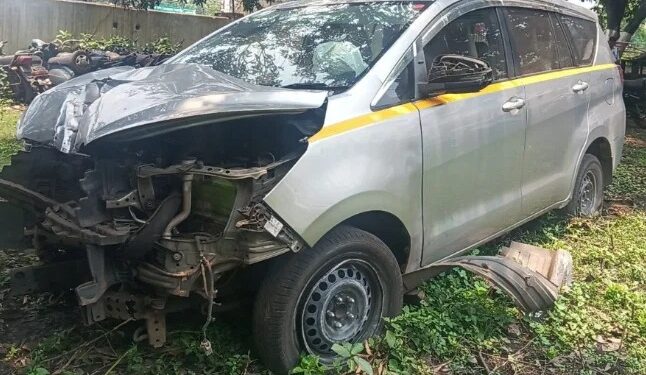 saraikela gamharia accident- गम्हरिया में सड़क हादसा, अनियंत्रित इनोवा पोल से टकरायी, कार पर सवार लोग घायल, इनोवा क्षतिग्रस्त