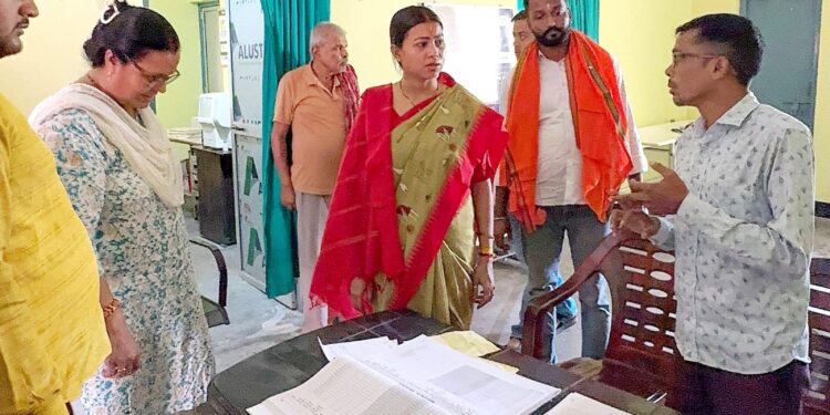 jamshedpur east mla purnima sahu- बर्मामाइंस के लक्ष्मीनगर स्वास्थ्य केंद्र की बदहाली पर भड़कीं विधायक पूर्णिमा साहू, औचक निरीक्षण में खुली स्वास्थ्य व्यवस्था की पोल, सिविल सर्जन और उप नगर आयुक्त को शीघ्र सुधार के दिए निर्देश jamshedpur east mla purnima sahu- बर्मामाइंस के लक्ष्मीनगर स्वास्थ्य केंद्र की बदहाली पर भड़कीं विधायक पूर्णिमा साहू, औचक निरीक्षण में खुली स्वास्थ्य व्यवस्था की पोल, सिविल सर्जन और उप नगर आयुक्त को शीघ्र सुधार के दिए निर्देश