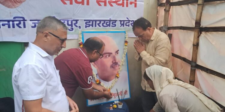 jamshedpur bjp sonari : भाजपा ने सोनारी में मनाया बलिदान दिवस, बस्तियों के बच्चों के बीच बांटी गयी खुशियां jamshedpur bjp sonari : भाजपा ने सोनारी में मनाया बलिदान दिवस, बस्तियों के बच्चों के बीच बांटी गयी खुशियां