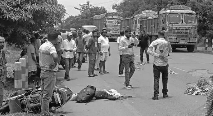 Saraikela tata road accident : सरायकेला-टाटा मुख्य मार्ग पर अज्ञात वाहन की चपेट में आकर महिला की दर्दनाक मौत, डीसी ऑफिस में कार्य कर लौट रही थी घर Saraikela tata road accident : सरायकेला-टाटा मुख्य मार्ग पर अज्ञात वाहन की चपेट में आकर महिला की दर्दनाक मौत, डीसी ऑफिस में कार्य कर लौट रही थी घर