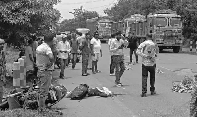 Saraikela tata road accident : सरायकेला-टाटा मुख्य मार्ग पर अज्ञात वाहन की चपेट में आकर महिला की दर्दनाक मौत, डीसी ऑफिस में कार्य कर लौट रही थी घर