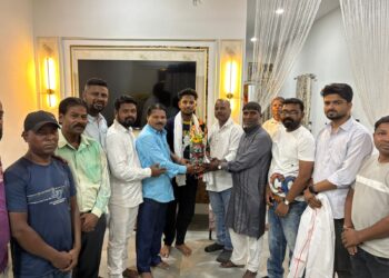 jamshedpur mukhi samaj : मुखी समाज विकास समिति ने झारखंड टी20 लीग के चैंपियन खिलाड़ी चंदन मुखी का किया भव्य सम्मान, घर में सम्मान पाकर गदगद हुए चंदन