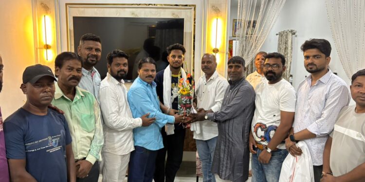 jamshedpur mukhi samaj : मुखी समाज विकास समिति ने झारखंड टी20 लीग के चैंपियन खिलाड़ी चंदन मुखी का किया भव्य सम्मान, घर में सम्मान पाकर गदगद हुए चंदन