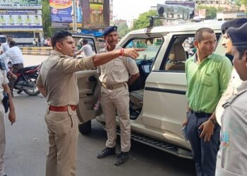 jamshedpur police administration- शहर में जाम से निपटने के लिए पुलिस प्रशासन ने शुरू किया विशेष अभियान,यातायात व्यवस्था का सिटी एसपी ने लिया जायजा, वाहन चालकों को दी हिदायत, इसके बाद सड़क पर पार्किग करने वालों के खिलाफ होगी कार्रवाई jamshedpur police administration- शहर में जाम से निपटने के लिए पुलिस प्रशासन ने शुरू किया विशेष अभियान,यातायात व्यवस्था का सिटी एसपी ने लिया जायजा, वाहन चालकों को दी हिदायत, इसके बाद सड़क पर पार्किग करने वालों के खिलाफ होगी कार्रवाई