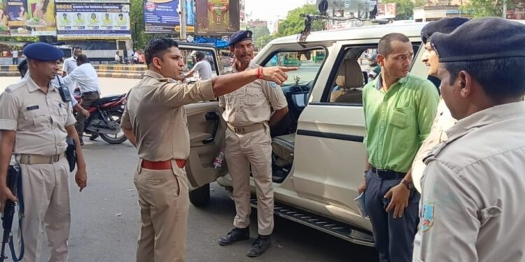 jamshedpur police administration- शहर में जाम से निपटने के लिए पुलिस प्रशासन ने शुरू किया विशेष अभियान,यातायात व्यवस्था का सिटी एसपी ने लिया जायजा, वाहन चालकों को दी हिदायत, इसके बाद सड़क पर पार्किग करने वालों के खिलाफ होगी कार्रवाई jamshedpur police administration- शहर में जाम से निपटने के लिए पुलिस प्रशासन ने शुरू किया विशेष अभियान,यातायात व्यवस्था का सिटी एसपी ने लिया जायजा, वाहन चालकों को दी हिदायत, इसके बाद सड़क पर पार्किग करने वालों के खिलाफ होगी कार्रवाई