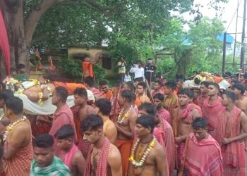 jamshedpur rural-चाकुलिया में पांच दिवसीय चड़क पूजा आयोजित, जीभ में कील घोपकर व अंगारों पर चलकर भोक्ताओं ने दिखाई भगवान शिव के प्रति आस्था, देखिए video jamshedpur rural-चाकुलिया में पांच दिवसीय चड़क पूजा आयोजित, जीभ में कील घोपकर व अंगारों पर चलकर भोक्ताओं ने दिखाई भगवान शिव के प्रति आस्था, देखिए video
