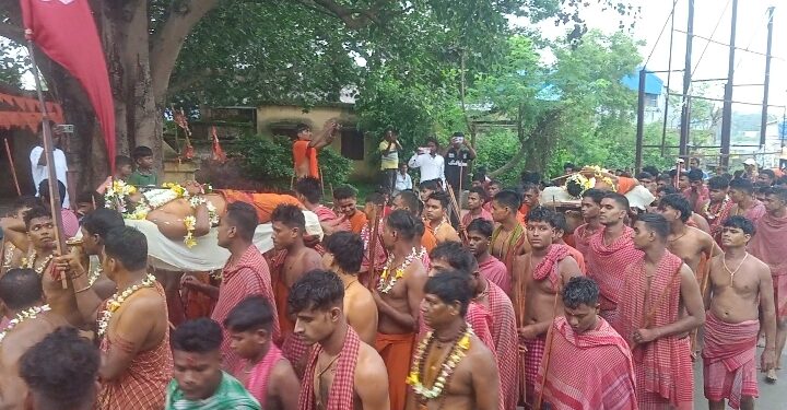 jamshedpur rural-चाकुलिया में पांच दिवसीय चड़क पूजा आयोजित, जीभ में कील घोपकर व अंगारों पर चलकर भोक्ताओं ने दिखाई भगवान शिव के प्रति आस्था, देखिए video jamshedpur rural-चाकुलिया में पांच दिवसीय चड़क पूजा आयोजित, जीभ में कील घोपकर व अंगारों पर चलकर भोक्ताओं ने दिखाई भगवान शिव के प्रति आस्था, देखिए video