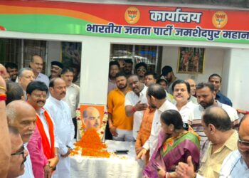 jamshedpur bjp : प्रधानमंत्री नरेंद्र मोदी के नेतृत्व में चल रही केन्द्र सरकार के 12 वर्षों की उपलब्धि पर भाजपा जमशेदपुर महानगर ने लगाई विशेष प्रदर्शनी, डॉ श्यामा प्रसाद मुखर्जी के पुण्यतिथि को बलिदान दिवस के रूप में मनाया jamshedpur bjp : प्रधानमंत्री नरेंद्र मोदी के नेतृत्व में चल रही केन्द्र सरकार के 12 वर्षों की उपलब्धि पर भाजपा जमशेदपुर महानगर ने लगाई विशेष प्रदर्शनी, डॉ श्यामा प्रसाद मुखर्जी के पुण्यतिथि को बलिदान दिवस के रूप में मनाया