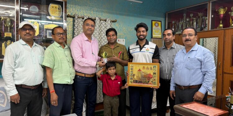 jharkhand deoghar proud- अंतरराष्ट्रीय स्तर पर पदक जीतने वाले छात्र को विद्यालय में किया गया सम्मानित,अन्य छात्रों के लिए आयुष बने प्रेरणा