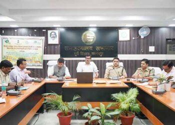 jamshedpur dc review traffic issue : जमशेदपुर में अवैध पार्किंग, अतिक्रमण और अव्यवस्थित ऑटो परिचालन पर सख्त होगा प्रशासन, नियमित कार्रवाई के लिए बनेगी टास्क फोर्स, शहर में विकसित होंगे वेंडिंग जोन, सुव्यवस्थित होगा ऑटो स्टैंड