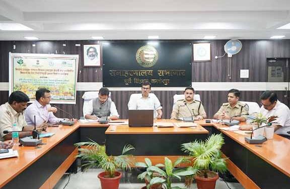 jamshedpur dc review traffic issue : जमशेदपुर में अवैध पार्किंग, अतिक्रमण और अव्यवस्थित ऑटो परिचालन पर सख्त होगा प्रशासन, नियमित कार्रवाई के लिए बनेगी टास्क फोर्स, शहर में विकसित होंगे वेंडिंग जोन, सुव्यवस्थित होगा ऑटो स्टैंड