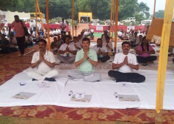 jamshedpur international yoga day- 12वें अंतर्राष्ट्रीय योग दिवस पर आयोजित सामूहिक योग कार्यक्रम में उपायुक्त, उप विकास आयुक्त सहित जिला प्रशासन के अन्य पदाधिकारी भी हुए शामिल,”स्वस्थ वृद्धावस्था के लिए योग” थीम पर आयोजित कार्यक्रम में नागरिकों को नियमित योग अपनाने का दिया गया संदेश jamshedpur international yoga day- 12वें अंतर्राष्ट्रीय योग दिवस पर आयोजित सामूहिक योग कार्यक्रम में उपायुक्त, उप विकास आयुक्त सहित जिला प्रशासन के अन्य पदाधिकारी भी हुए शामिल,”स्वस्थ वृद्धावस्था के लिए योग” थीम पर आयोजित कार्यक्रम में नागरिकों को नियमित योग अपनाने का दिया गया संदेश
