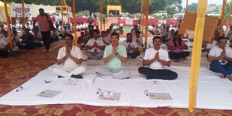 jamshedpur international yoga day- 12वें अंतर्राष्ट्रीय योग दिवस पर आयोजित सामूहिक योग कार्यक्रम में उपायुक्त, उप विकास आयुक्त सहित जिला प्रशासन के अन्य पदाधिकारी भी हुए शामिल,”स्वस्थ वृद्धावस्था के लिए योग” थीम पर आयोजित कार्यक्रम में नागरिकों को नियमित योग अपनाने का दिया गया संदेश jamshedpur international yoga day- 12वें अंतर्राष्ट्रीय योग दिवस पर आयोजित सामूहिक योग कार्यक्रम में उपायुक्त, उप विकास आयुक्त सहित जिला प्रशासन के अन्य पदाधिकारी भी हुए शामिल,”स्वस्थ वृद्धावस्था के लिए योग” थीम पर आयोजित कार्यक्रम में नागरिकों को नियमित योग अपनाने का दिया गया संदेश