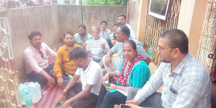 jamshedpur rural- चाकुलिया में बिजली समस्या को लेकर जनप्रतिनिधियों ने दिया धरना