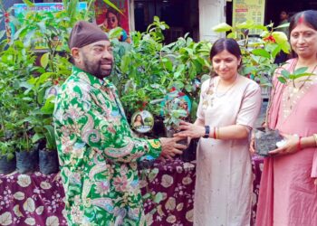 jamshedpur socialworker pappu sardar-समाजसेवी पप्पू सरदार ने साकची में ‘एक पेड़ मां-बहन के नाम’ थीम के साथ निःशुल्क बांटे 400 फलदार पेड़-पौधे