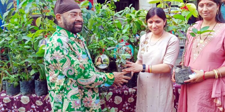 jamshedpur socialworker pappu sardar-समाजसेवी पप्पू सरदार ने साकची में ‘एक पेड़ मां-बहन के नाम’ थीम के साथ निःशुल्क बांटे 400 फलदार पेड़-पौधे