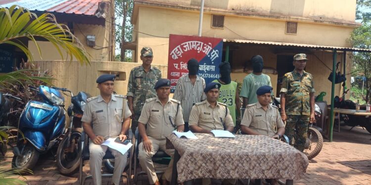 west singhbhum police success- चाईबासा पुलिस को मिली कामयाबी, चोरी की सात बाइक के साथ तीन गिरफ्तार, भेजे गए जेल