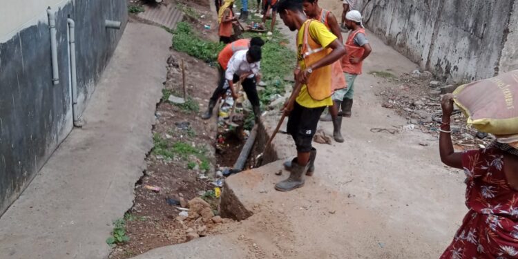 jamshedpur jansuvidha pratinidhi- कदमा व सोनारी में नालों की सफाई कार्य में अनियमितता का आरोप, जनसुविधा प्रतिनिधि ने उपायुक्त को पत्र लिख जांच की मांग की jamshedpur jansuvidha pratinidhi- कदमा व सोनारी में नालों की सफाई कार्य में अनियमितता का आरोप, जनसुविधा प्रतिनिधि ने उपायुक्त को पत्र लिख जांच की मांग की