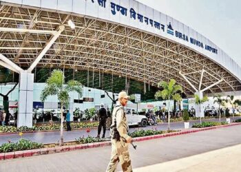 jharkhand airport big catch : रांची एयरपोर्ट से बेंगलुरु भाग रहे दो आरोपी गिरफ्तार, सीआइएसएफ ने पकड़ा jharkhand airport big catch : रांची एयरपोर्ट से बेंगलुरु भाग रहे दो आरोपी गिरफ्तार, सीआइएसएफ ने पकड़ा