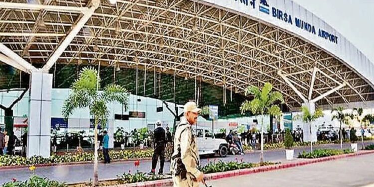 jharkhand airport big catch : रांची एयरपोर्ट से बेंगलुरु भाग रहे दो आरोपी गिरफ्तार, सीआइएसएफ ने पकड़ा