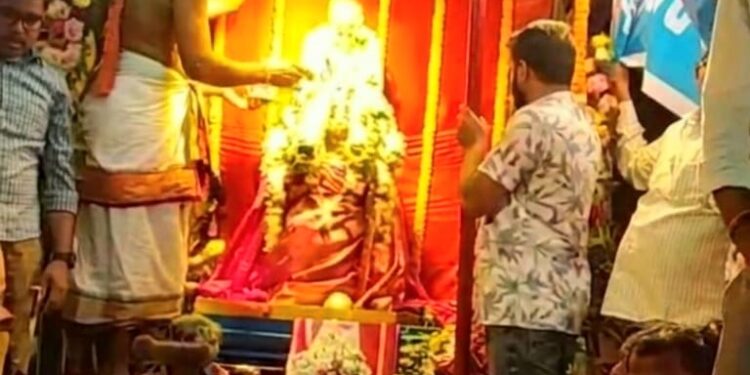 jamshedpur Brahmotsavam- 57वें श्री वेंकटेश्वर स्वामी ब्रह्मोत्सवम् के पांचवें दिन मूसलाधार बारिश के बीच त्रिपाल की छत्रछाया में हनुमंत वाहन पर नगर भ्रमण पर निकले भगवान बालाजी