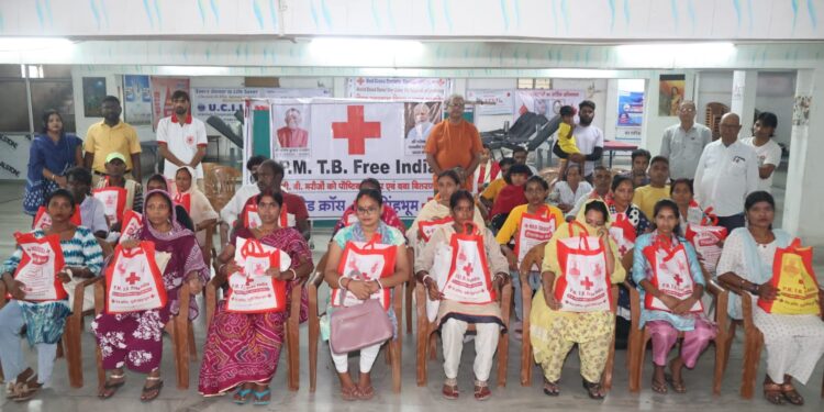 Jamshedpur Red Cross- साकची रेड क्रॉस भवन में 50 टीबी मरीजों के बीच मासिक पोषण किट का किया गया वितरण
