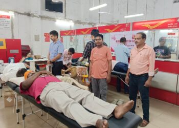 jamshedpur blood donation-जमशेदपुर प्रधान डाकघर में वृहत रक्तदान शिविर संपन्न, डाककर्मियों ने पेश की मानवता की मिसाल, 60वीं बार रक्त देकर चंडी चरण साधु बने प्रेरणास्रोत