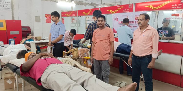 jamshedpur blood donation-जमशेदपुर प्रधान डाकघर में वृहत रक्तदान शिविर संपन्न, डाककर्मियों ने पेश की मानवता की मिसाल, 60वीं बार रक्त देकर चंडी चरण साधु बने प्रेरणास्रोत
