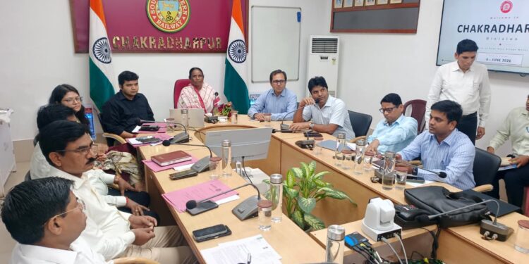 west singhbhum mp meeting- यातायात सुगम बनाने के लिए एनएच अन्तर्गत सभी रेलवे क्रॉसिंग पर करें रोड ओवरब्रिज का निर्माण: जोबा माझी, सांसद की अध्यक्षता में पहली बार जिले में आयोजित हुई त्रिस्तरीय उच्च समीक्षा बैठक, डीसी, डीआरएम सहित एनएच के अधिकारी रहे उपस्थित