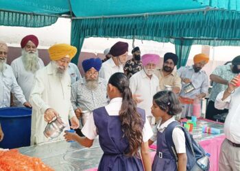 jamshedpur sikh samaj- ऐसी मरनी जो मरे, बहुरि न मरना होय …, साकची गुरुद्वारा साहिब में श्रद्धाभाव से मनाया गया शहीदी दिहाड़ा, संगत की सेवा के लिए लगी मीठे जल की छबील jamshedpur sikh samaj- ऐसी मरनी जो मरे, बहुरि न मरना होय …, साकची गुरुद्वारा साहिब में श्रद्धाभाव से मनाया गया शहीदी दिहाड़ा, संगत की सेवा के लिए लगी मीठे जल की छबील