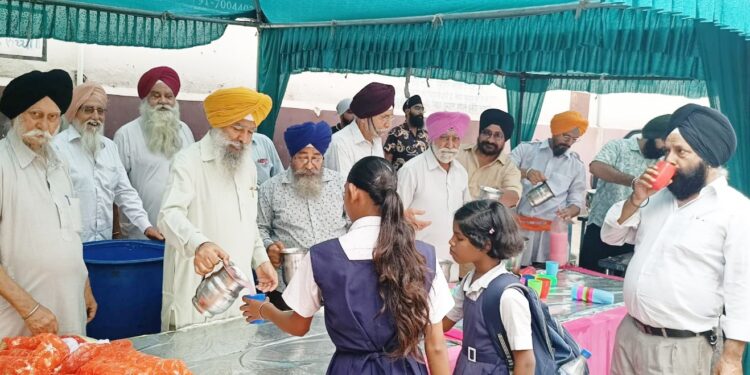 jamshedpur sikh samaj- ऐसी मरनी जो मरे, बहुरि न मरना होय …, साकची गुरुद्वारा साहिब में श्रद्धाभाव से मनाया गया शहीदी दिहाड़ा, संगत की सेवा के लिए लगी मीठे जल की छबील jamshedpur sikh samaj- ऐसी मरनी जो मरे, बहुरि न मरना होय …, साकची गुरुद्वारा साहिब में श्रद्धाभाव से मनाया गया शहीदी दिहाड़ा, संगत की सेवा के लिए लगी मीठे जल की छबील