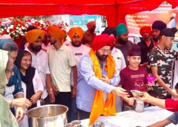 jamshedpur sikh community : गुरु अर्जन देव जी की शहादत पर सोनारी में छबील सेवा का आयोजन, हजारों लोगों ने प्रसाद ग्रहण किया, अमरप्रीत सिंह काले भी हुए शामिल