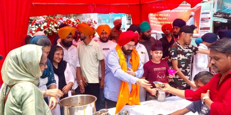 jamshedpur sikh community : गुरु अर्जन देव जी की शहादत पर सोनारी में छबील सेवा का आयोजन, हजारों लोगों ने प्रसाद ग्रहण किया, अमरप्रीत सिंह काले भी हुए शामिल