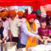 jamshedpur sikh community : गुरु अर्जन देव जी की शहादत पर सोनारी में छबील सेवा का आयोजन, हजारों लोगों ने प्रसाद ग्रहण किया, अमरप्रीत सिंह काले भी हुए शामिल jamshedpur sikh community : गुरु अर्जन देव जी की शहादत पर सोनारी में छबील सेवा का आयोजन, हजारों लोगों ने प्रसाद ग्रहण किया, अमरप्रीत सिंह काले भी हुए शामिल