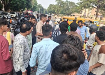 jamshedpur road accident- गोलमुरी आरडी टाटा गोलचक्कर पर चल रहा था हेलमेट जांच अभियान, पिकअप वैन ने स्कूटी को मारी टक्कर, दंपति घायल, देखिए video jamshedpur road accident- गोलमुरी आरडी टाटा गोलचक्कर पर चल रहा था हेलमेट जांच अभियान, पिकअप वैन ने स्कूटी को मारी टक्कर, दंपति घायल, देखिए video