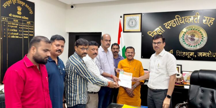 jamshedpur bjp meet dc- बालू संकट, अवैध खनन और मतदाता सूची में घुसपैठियों की आशंका पर पूर्व प्रदेश अध्यक्ष डॉ दिनेशानंद गोस्वामी के नेतृत्व में भाजपा के प्रतिनिधिमंडल ने जिला उपायुक्त से की मुलाकात