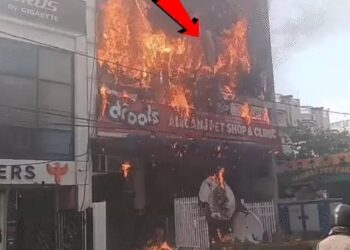 up fire incident- यूपी के लखनऊ के कोचिंग सेंटर में लगी भीषण आग, एक छात्र कूदा, रीढ़ की हड्डी टूटी, 10-12 लोग इमारत में फंसे